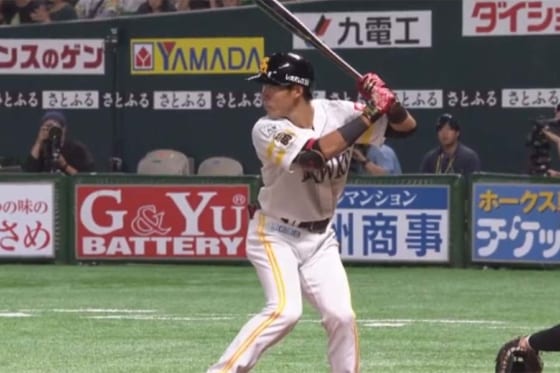 引退試合の鷹・本多雄一、第2打席に四球で出塁　盗塁狙ってスタートも、まさかの…