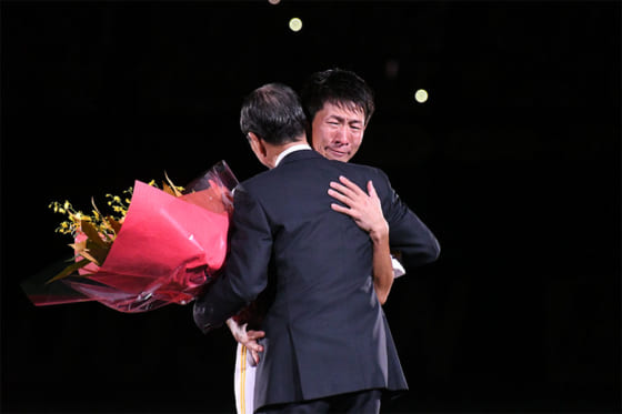 鷹・本多雄一、涙の引退セレモニーに王会長「どれだけファン、同僚に愛されていたか」