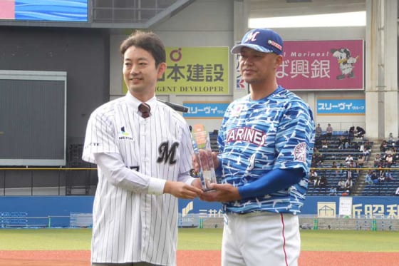 ファン感謝デーで熊谷俊人千葉市長(左)から記念トロフィーを授与された千葉ロッテ・福浦和也※写真提供：Full-Count