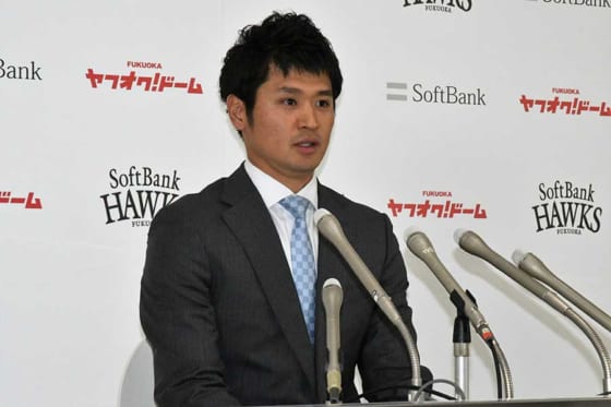鷹・中田、減額制限超えの6000万円でサイン　「納得してハンコを押しました」