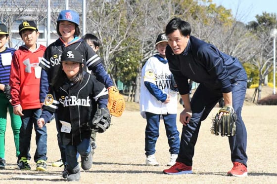 昨季引退の鷹・城所氏が子供相手に「キドコロ奮闘中」キャンプ地で野球教室