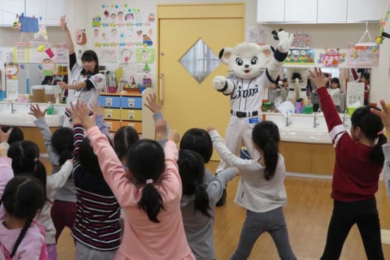埼玉西武ライナが保育施設訪問で園児が大喜び　ダンスやTバッティングにも挑戦