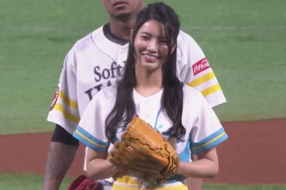 さすがプロ野球選手の娘 倉持明日香さんが見事なノーバウンド始球式 ニュース パ リーグ Com