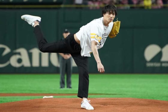 驚愕の122キロにファンどよめく　俳優・鈴木伸之さんが豪速球始球式「気持ちよかった」