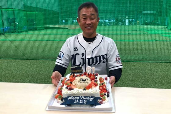 特製のケーキで61歳の誕生日を祝福された埼玉西武・辻監督※写真提供：Full-Count(写真：安藤かなみ)