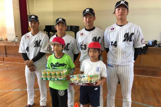 千葉ロッテ4選手が鴨川市の小学校訪問　藤岡「来年は優勝して明るい話題を」