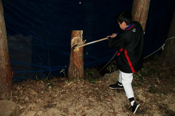 斧で立木を伐ったり自然に溢れた遊びの中で身体能力を育んだ※写真提供：Full-Count(写真提供：竹内健二)