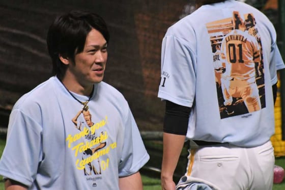V王手の福岡ソフトバンクが天国の川村隆史氏と共に戦う！　背番号「01」特製Tシャツで練習