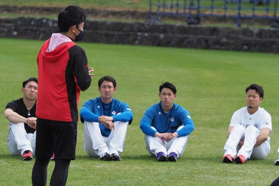 北海道日本ハムの選手に指導を行った赤星憲広臨時コーチ(左手前)※写真提供：Full-Count(写真：羽鳥慶太)