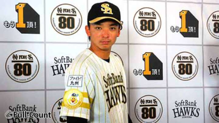 金のストライプを施したユニホームを着用する福岡ソフトバンク・東浜投手（C）Full-Count