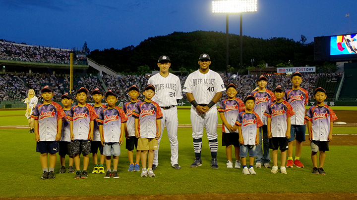広谷オリオンズの野球少年少女たちと、紅林弘太郎選手、セデーニョ選手