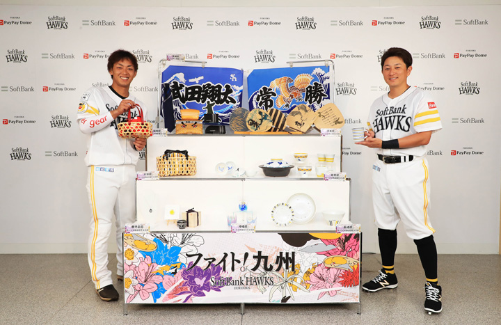 記者会見に登壇した川島慶三選手（右）と今宮健太選手（左）（C）SoftBank HAWKS