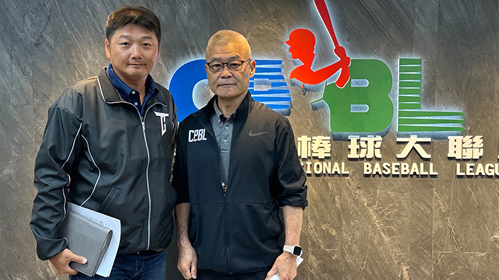 プレミア12台湾代表監督に就任した楽天モンキーズの曾豪駒二軍監督(左)　【写真提供：CPBL】