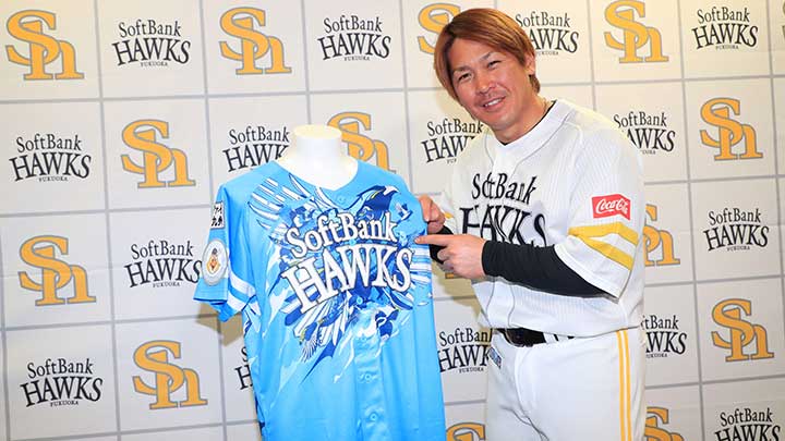 ファイト！九州ユニフォームを紹介する甲斐拓也選手（C）SoftBank HAWKS