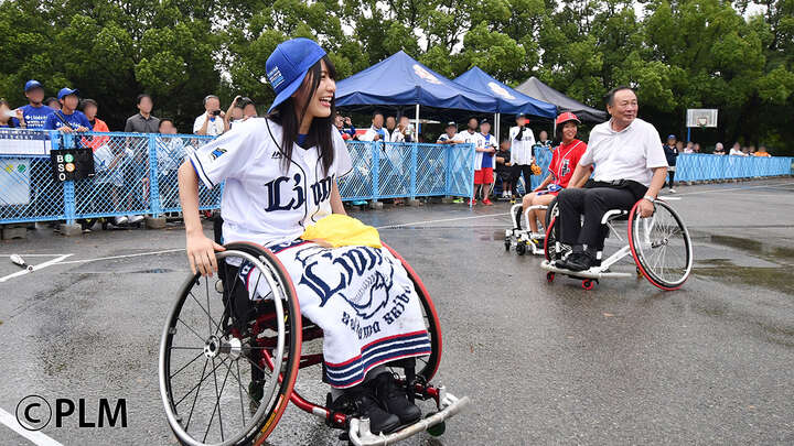 車椅子ソフトボールを体験する猪狩ともかさん【撮影：武山智史】