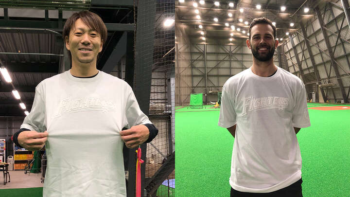 チャリティTシャツを着た・宮西尚生投手（左）とマルティネス投手（右）【写真提供：北海道日本ハムファイターズ】