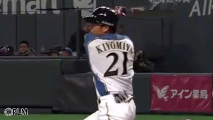 北海道日本ハム清宮選手、途中出場で“プロ初4番" 第1打席で中越え二塁打