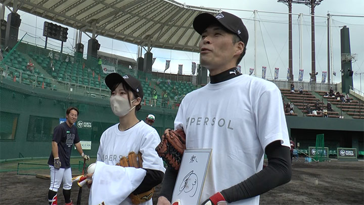 浅村選手にお礼を伝える2人。鈴木大地選手もいい表情で見守っている。（C）PLM