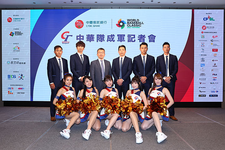 2月6日の記者会見にはWBC台湾代表の林岳平監督の他、一部選手も出席、「クラシックガールズ」も華を添えた　（C）CPBL