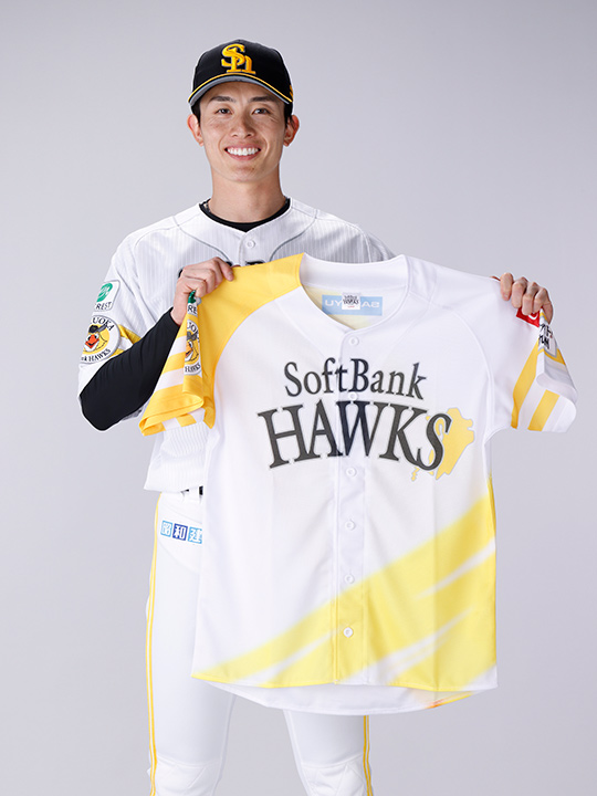 「ファイト！九州2024」ユニフォームを持つ周東佑京選手 ©SoftBank HAWKS