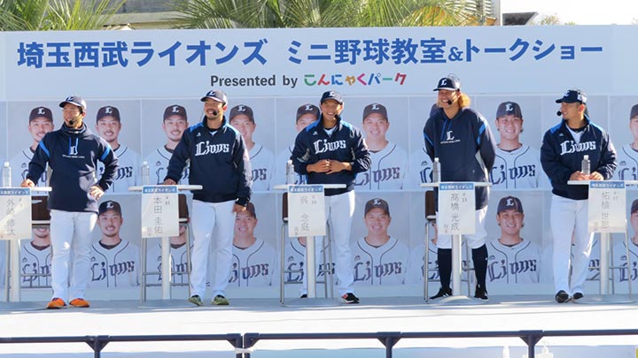 左から外崎選手、本田投手、呉選手、高橋光成投手、柘植選手（写真：球団提供）