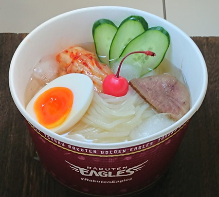 〈熊さんラーメン〉の「盛岡冷麺」ⓒRakuten Eagles