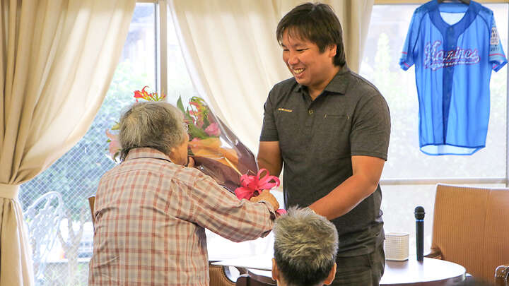 最後には来場者から里崎智也氏へ花束が贈られた