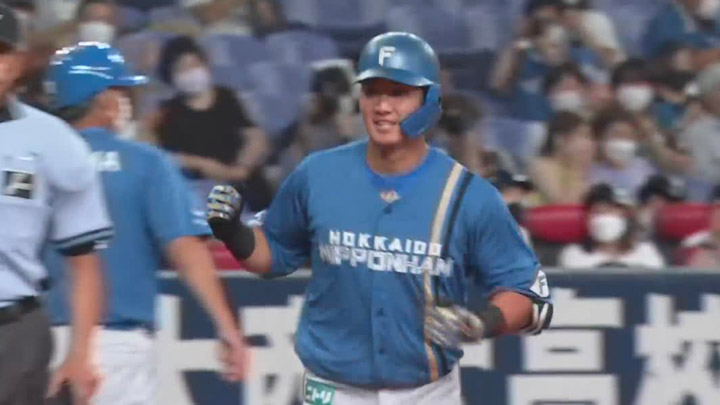 北海道日本ハム・郡拓也がプロ初本塁打！　うれしい初本塁打は特大弾
