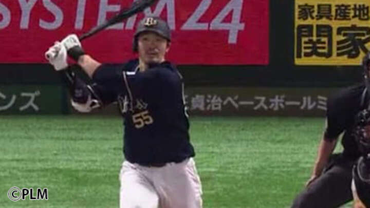7回、本塁打を放ったオリックス・T-岡田