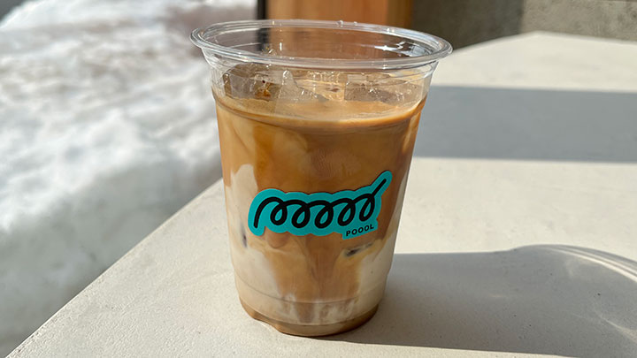 〈poool -Espresso Bar-〉のカフェラテ（写真は2023年撮影）