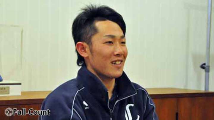 笑顔でインタビューに応じた埼玉西武・伊藤翔投手（C）Full-Count