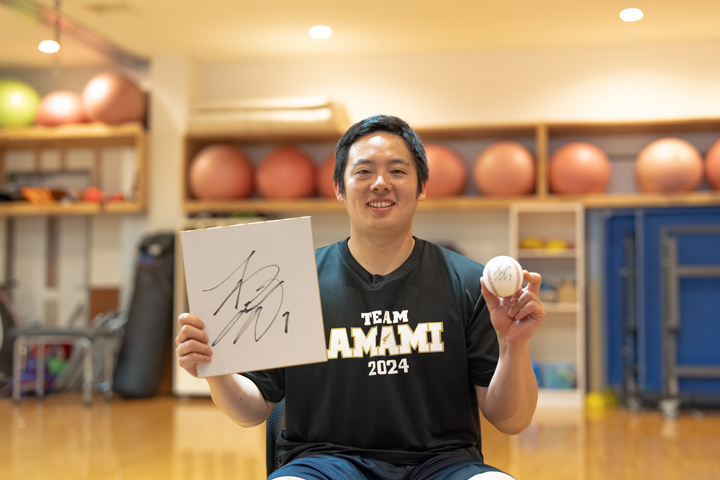 松井裕樹投手のサイン色紙とサインボール（C）PLM