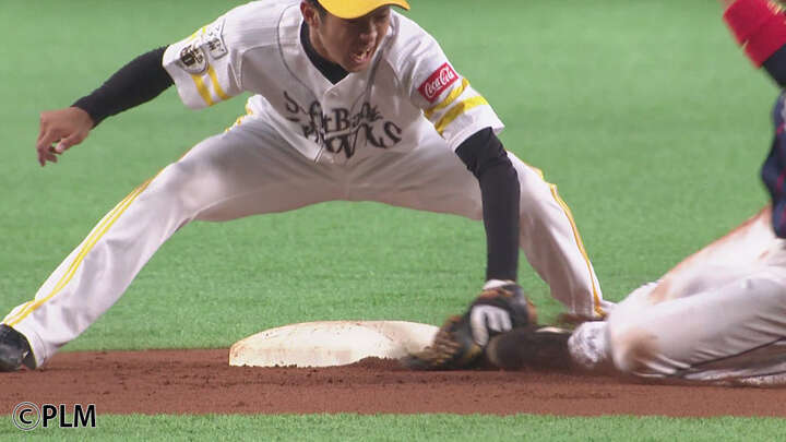 強肩で埼玉西武・源田の盗塁を刺した福岡ソフトバンクホークス・甲斐拓也選手（C）PLM