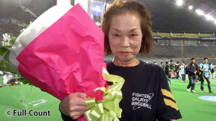 引退の日にサプライズ 北海道日本ハムを支えた女性グラウンドキーパーに万雷の拍手