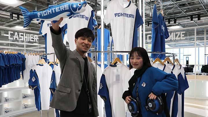 ファイターズ スポーツ＆エンターテイメント 松橋和彦さん（左）、Fanatics Japan 築穴南美さん（右）（C）PLM