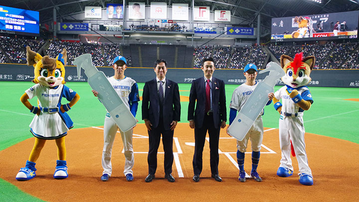 試合前には谷内亮太選手と梅林優貴選手への「N.act除菌・抗菌スプレー」と「N.act肌用ミスト」贈呈式が行われた（C）PLM
