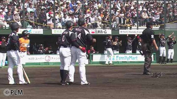 右中間を深々と破った。鈴木選手の三塁打で千葉ロッテが先制！