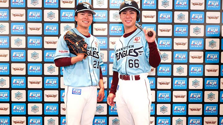 発表会に参加した早川隆久選手（左）と村林一輝選手（右）ⓒRakuten Eagles