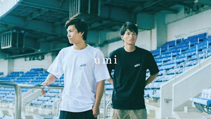 「umi（ウミ）」のTシャツを着用した藤原選手と和田選手 写真提供：千葉ロッテマリーンズ
