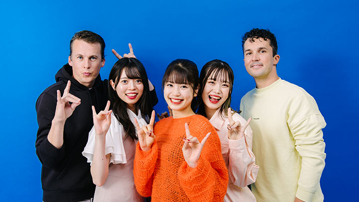 ファイターズガールの（左から）塩澤美咲さん、滝谷美夢さん、讃岐花笑さんとYlvisのふたり（C）PLM