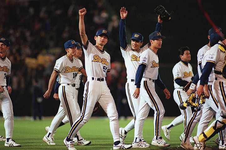 1996年グリーンスタジアム神戸 (当時)で日本一となり、ファンの声援にこたえるイチローさん　写真：時事