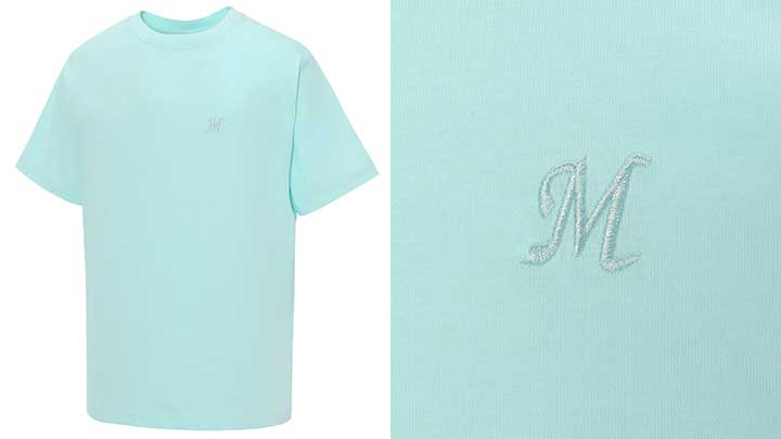 （左）Mロゴ刺繍 冷感Tシャツ サックス、（右）胸元の刺繍（C）C.L.M.