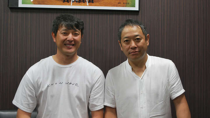 礒部氏と共に2001年の優勝を味わった、岩隈久志投手（巨人）のインタビューも収録（写真提供：集英社）（C）PLM