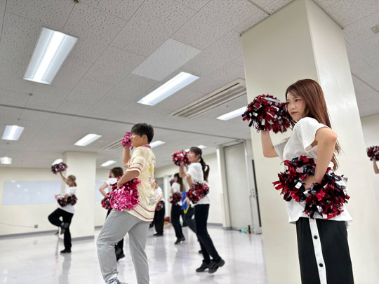 KENZOさんからダンスレクチャーを受けるパフォーマンスチームメンバー