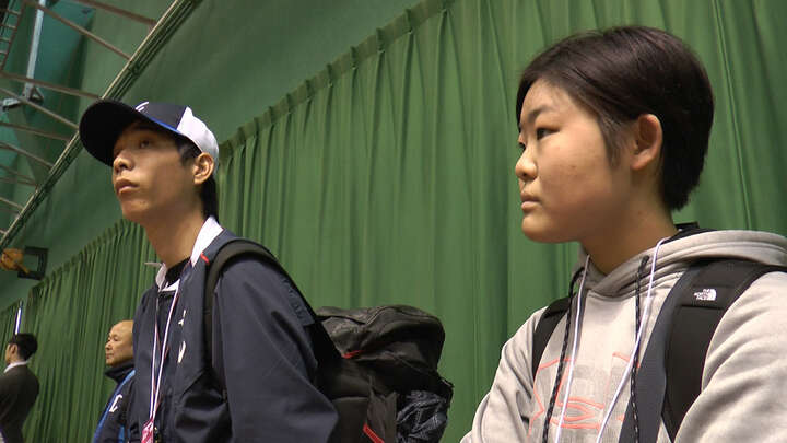 室内練習場で練習を見学。真剣な表情で見つめる伊藤さん（左）と柏木さん（右）