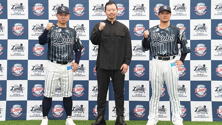 古賀悠斗選手（左）、相澤陽介さん（中）、佐藤龍世選手（右）【写真：球団提供】