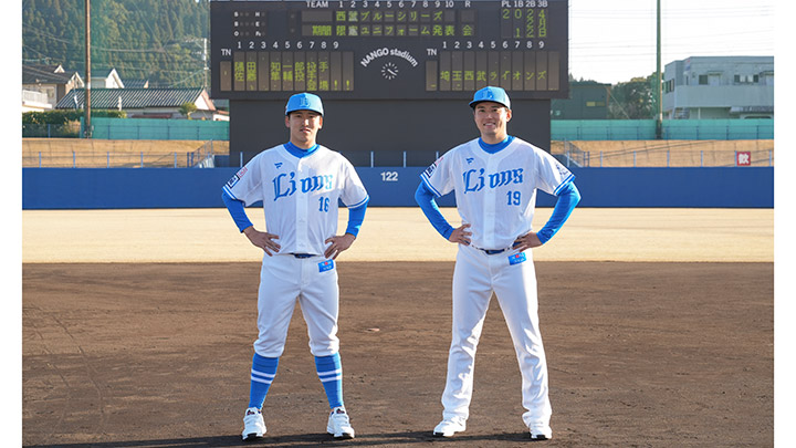 「西武ブルーシリーズ」限定ユニフォームを着用した隅田知一郎投手（左）と佐藤隼輔投手（右）【写真：球団提供】